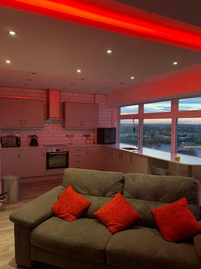 Luxury Panoramic Balcony Swindon Central Exterior foto